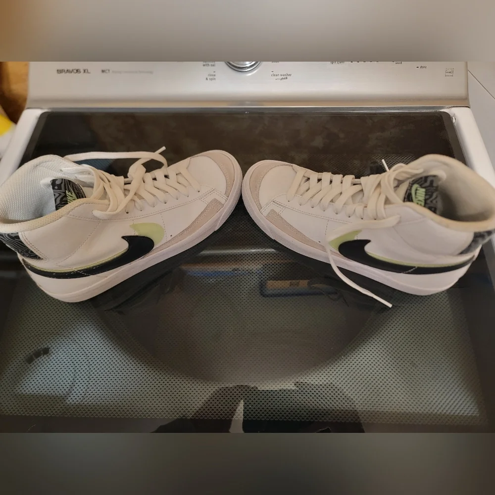 Nike Blazer Mid '77 "Barely Volt" Kids Size 5.5Y - Picture 2 of 8